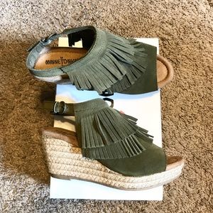 *NWT* Minnetonka Ashley Wedges